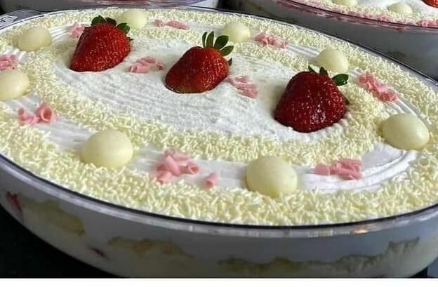 Bolo Gelado de Leite Ninho com Morango na Travessa - Delícia!