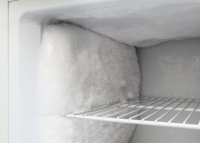 Truque para descongelar Geladeira: o gelo vai desaparecer sem precisar desligá-lo da tomada.